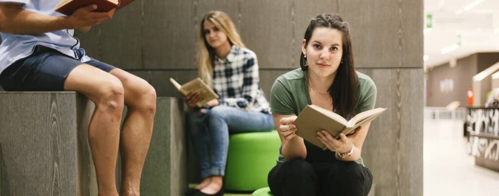 Alumnos de Derecho de la Universidad Siglo 21 durante una clase presencial y virtual combinada