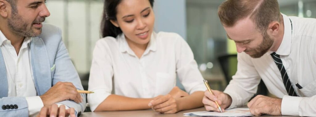 Dificultad real de estudiar Abogacía joven enfrentando lectura jurídica extensa y conceptos del Derecho