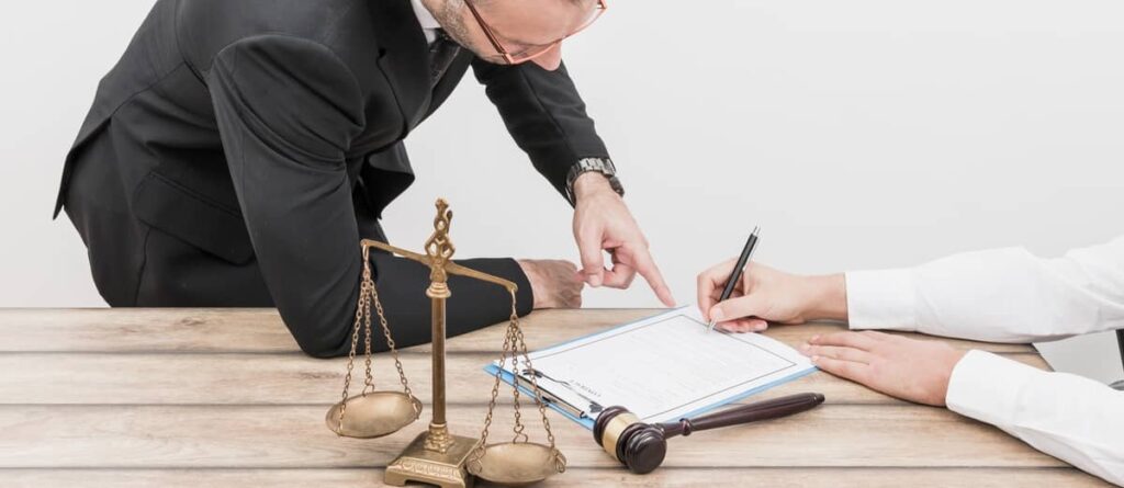 Estudiar Abogacía en Argentina estudiantes leyendo textos jurídicos y analizando apuntes de la carrera de Derecho
