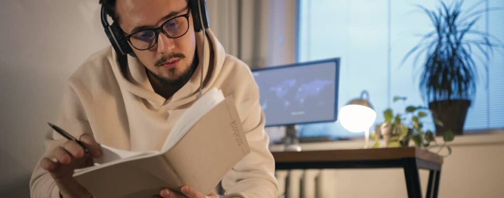 estudiante cursando derecho online desde casa – estudiar abogacía a distancia trabajando – educación virtual