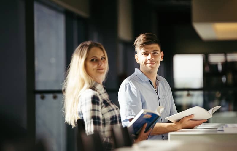 dónde conviene estudiar Derecho pública o privada guía 2025