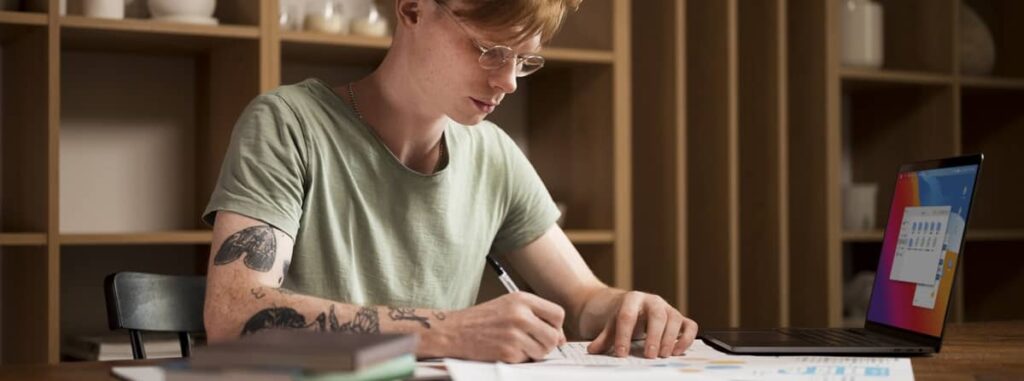 estudiante de derecho estudiando para finales con apuntes y esquema de técnicas de estudio