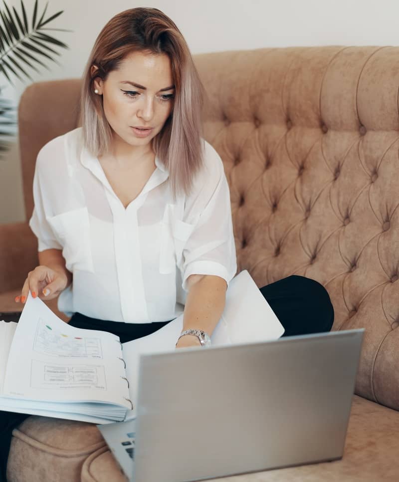 estudiar abogacía a distancia gratis en Argentina desde casa con computadora