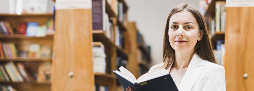 Estudiante analizando si vale la pena estudiar Abogacía en Argentina y las oportunidades de la carrera de Derecho