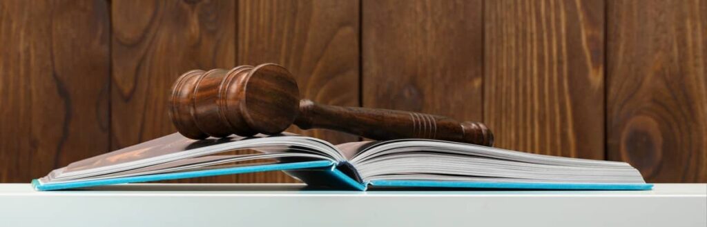Libros de Derecho y códigos jurídicos que representan la formación y la salida laboral de la carrera de Abogacía