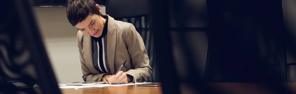 abogado penalista trabajando en un estudio jurídico
